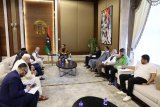 Dabaiba discusses the general situation in the country with a delegation of dignitaries and (…)