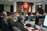 Mnifi holds a military meeting.