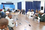 Khoury meets with a delegation from the city of Tawergha and listens to their views on the (…)