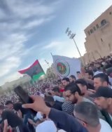 Against the backdrop of armed clashes: Demonstrators in Martyrs' Square in central Tripoli raise slogans (…)